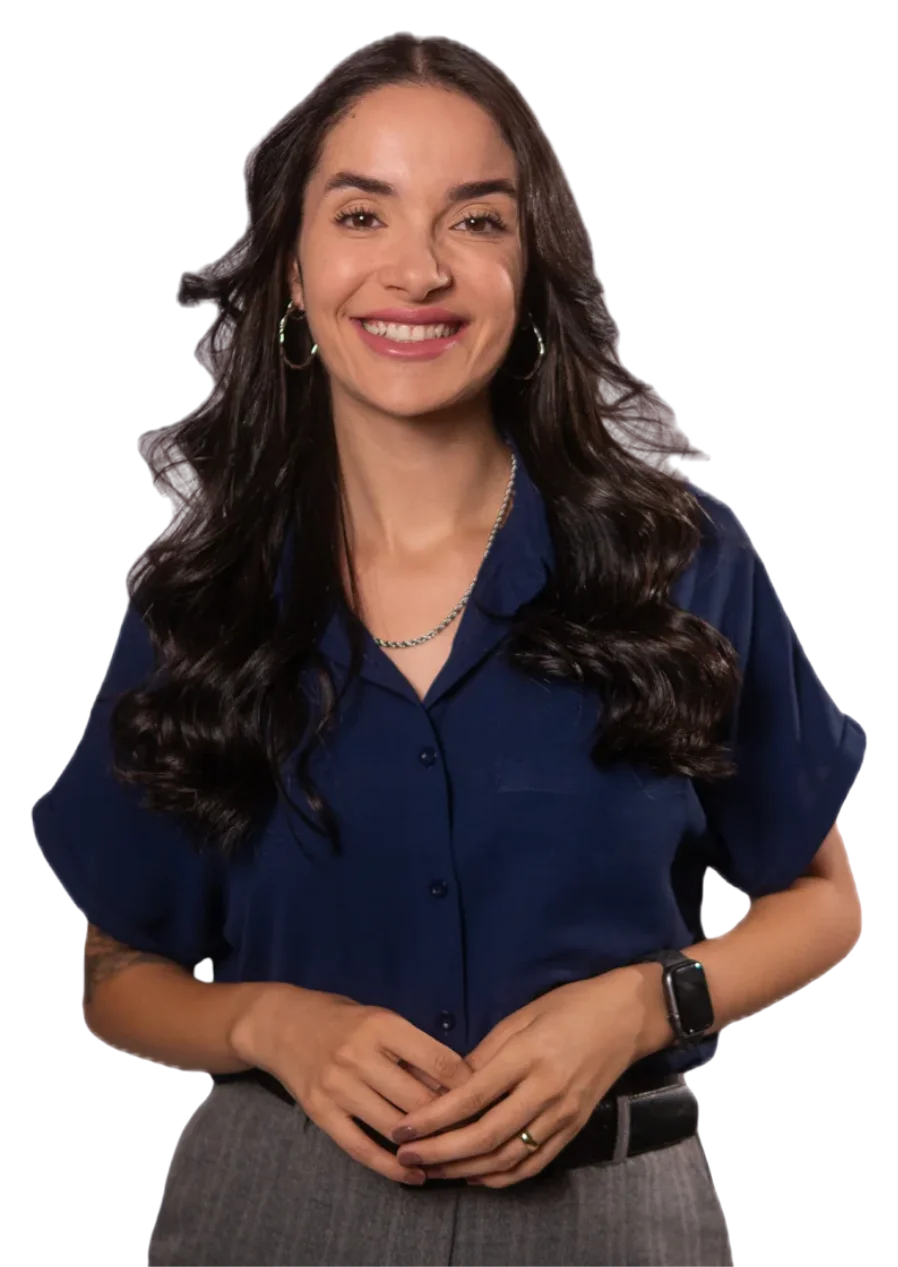 Bella Nazar sorrindo, de frente