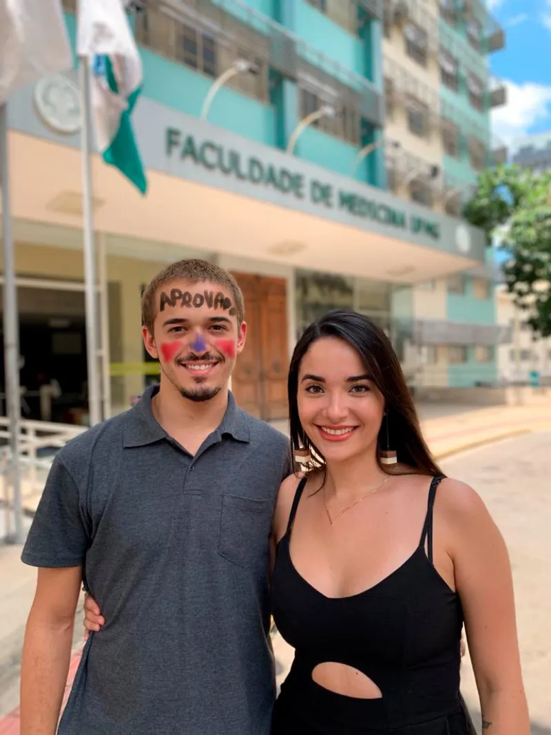 Bella Nazar com aluno aprovado em Medicina na UFMG, 