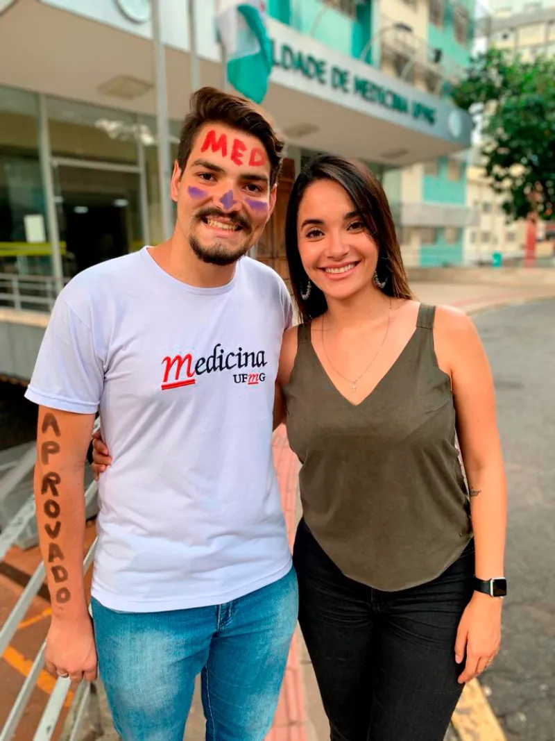 Bella Nazar com aluno aprovado em Medicina na UFMG, camiseta Medicina UFMG