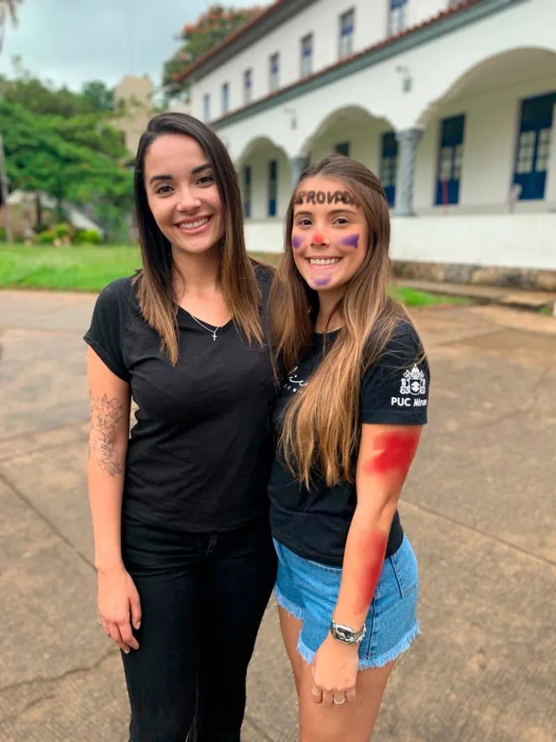 Bella Nazar com aluna aprovada em Medicina na PUC Minas